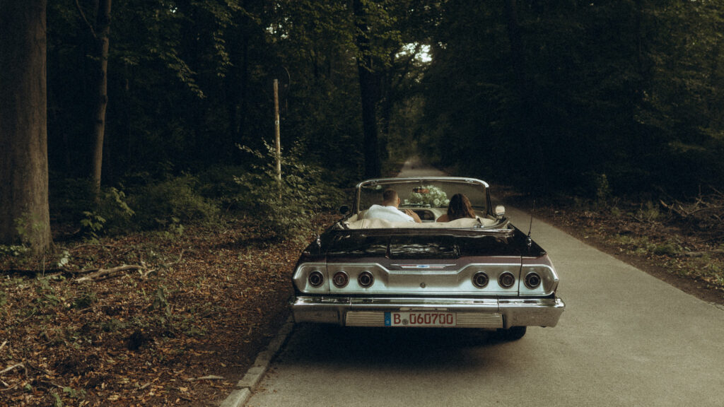 wedding couple portrait in a vintage car in berlin